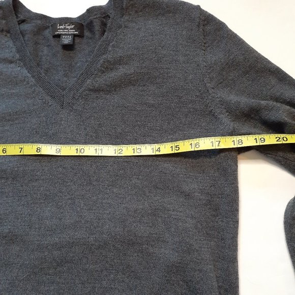 Lord and Taylor Merino wool sweater. Gray v-neck size L - Picture 6 of 6